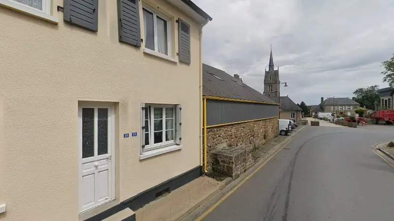 Vue de la rue devant Garage Carré Sarl, Juvigny Val d'Andaine