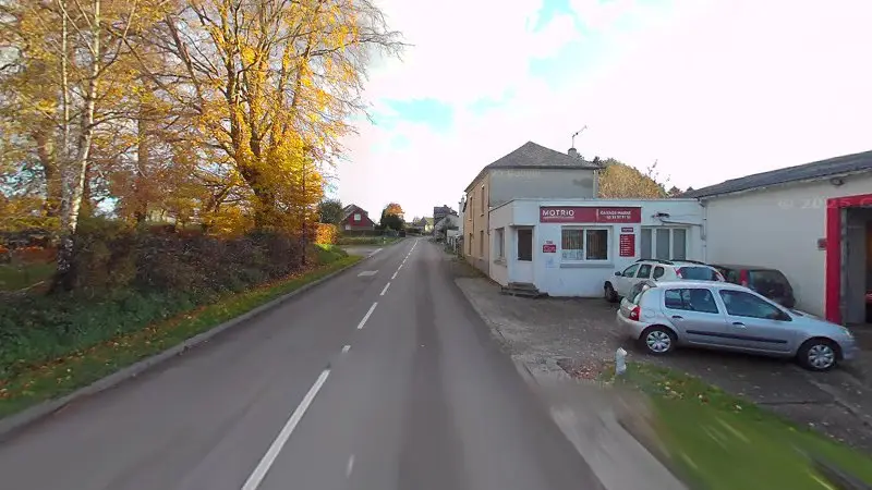Vue de la rue devant Garage Marre - MOTRIO, Écrainville