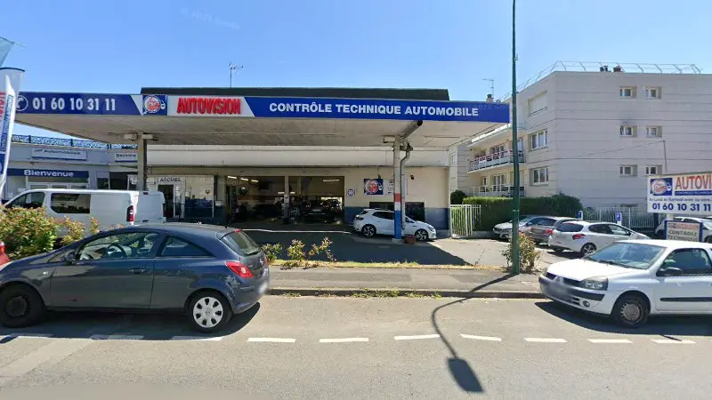 Vue de la rue devant Carrosserie 91 Palaiseau - Toutes marques & Agréé Assurances - JP Automobiles, Palaiseau