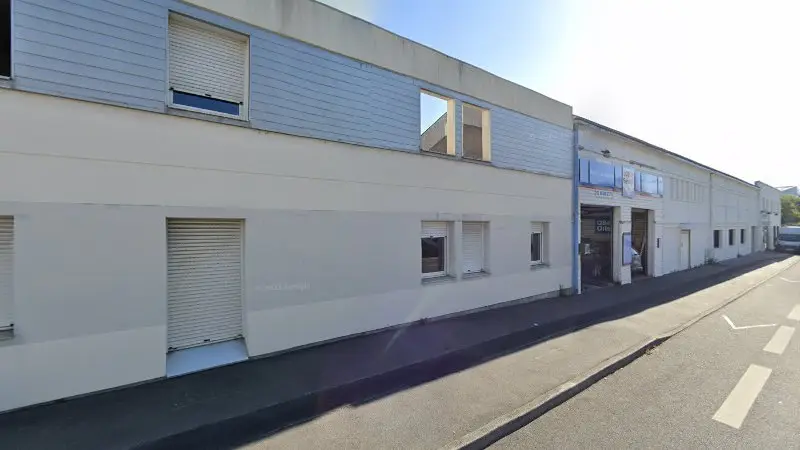 Vue de la rue devant Bosch Car Service, Saint-Nazaire