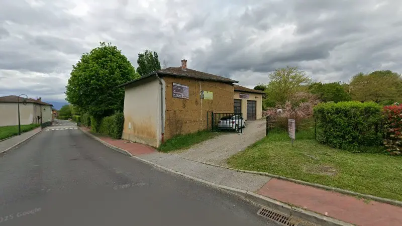 Vue de la rue devant Répar'Auto Saint Romain, Saint-Romain-de-Surieu