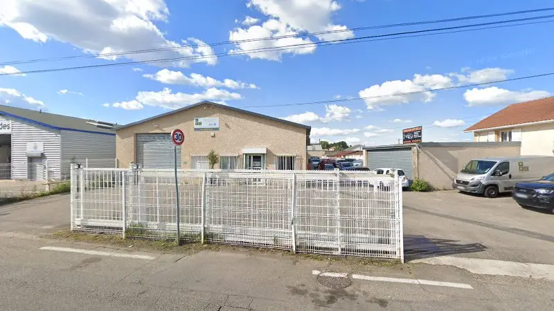 Vue de la rue devant Carrosserie Auto Belle, Irigny