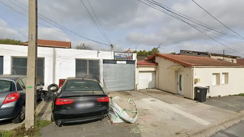 Vue de la rue devant AGTS AUTOMOBILE | MOTORPERF 93, Saint-Denis