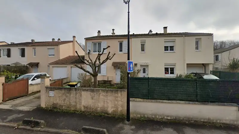 Vue de la rue devant Perfautodom, Magny-les-Hameaux