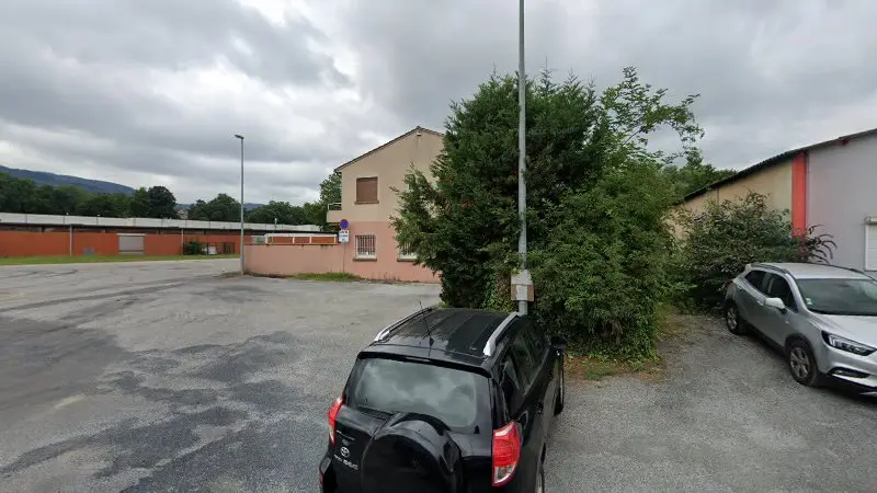Vue de la rue devant Carrosserie Peinture, Mazamet