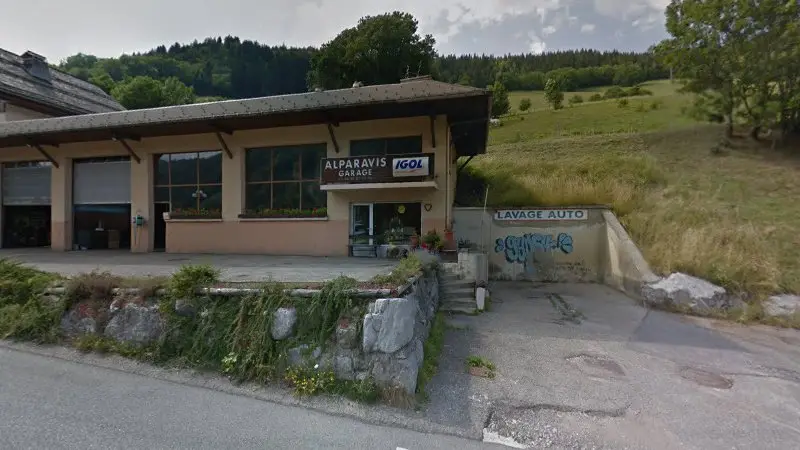 Vue de la rue devant Garage Alparavis, Le Grand-Bornand