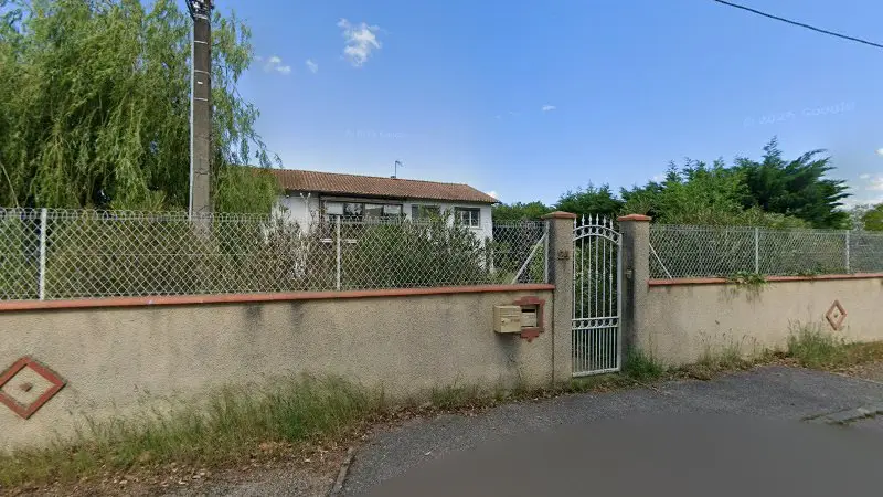 Vue de la rue devant FBP Motors, La Tour-du-Crieu