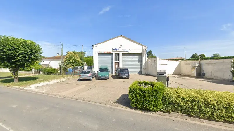Vue de la rue devant Garage Daurie, Saint-Fort-sur-Gironde