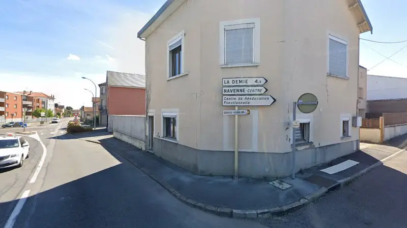 Vue de la rue devant Renault - Garage Bouillon, Navenne