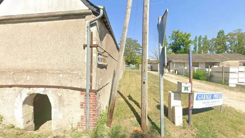 Vue de la rue devant Garage Poule, Montreuil-en-Touraine