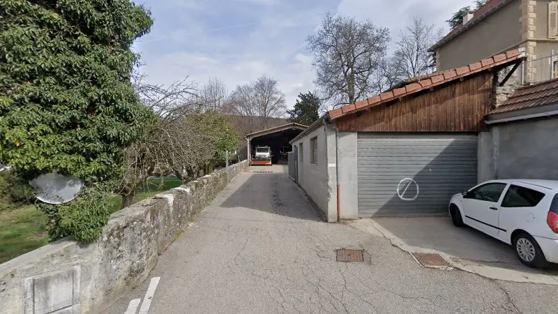 Vue de la rue devant Garage Voirie (Commune), Saint-Martin-d'Uriage
