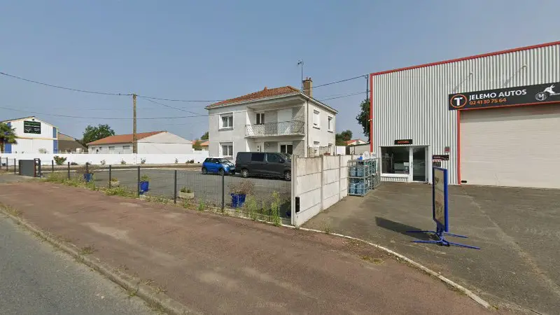 Vue de la rue devant SOJO AUTOS, Chemillé-en-Anjou