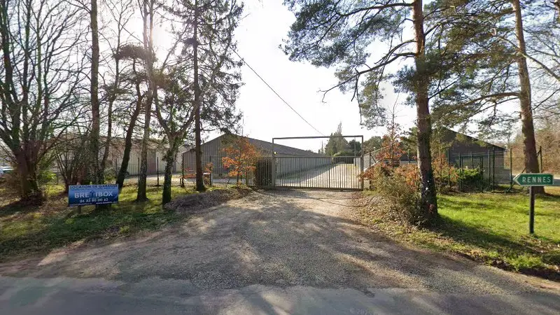 Vue de la rue devant BRETIBOX Garages à caravanes, Vern-sur-Seiche