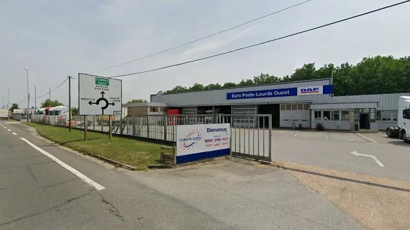 Vue de la rue devant Euro Poids Lourds Ouest, Nogent-le-Phaye