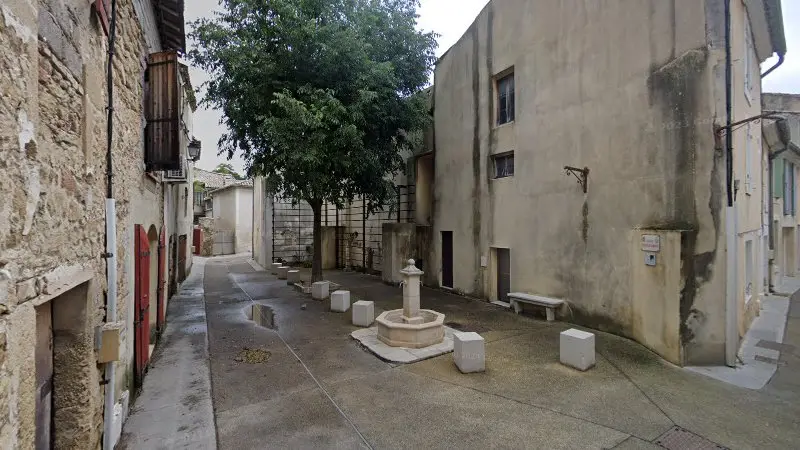 Vue de la rue devant PheelParts, Camaret-sur-Aigues