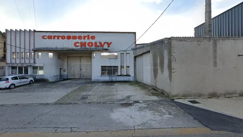 Vue de la rue devant Carrosserie Cholvy, Labégude