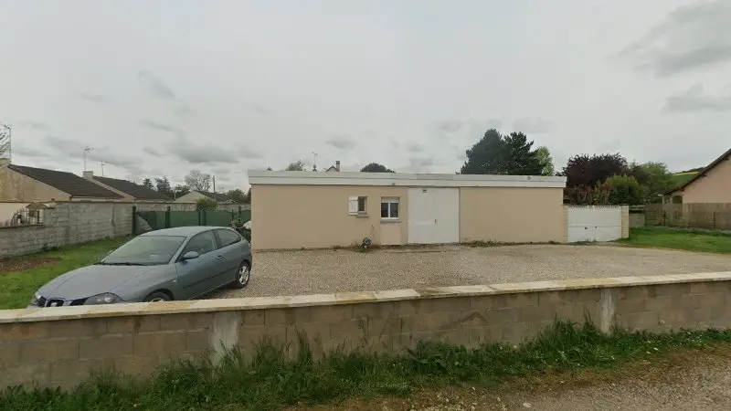 Vue de la rue devant Jr Motos, Champs-sur-Yonne