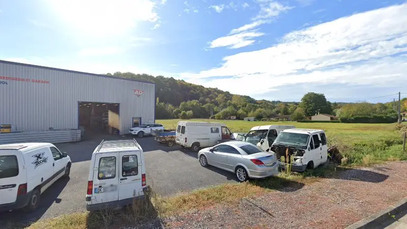 Vue de la rue devant AD Carrosserie et Garage Expert DU ROND POINT (24), Montignac-Lascaux