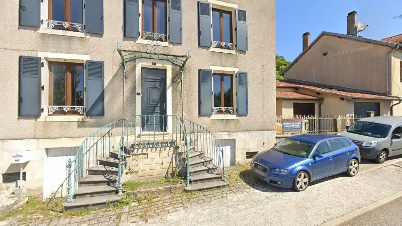 Vue de la rue devant Débosselage Sans Peinture, Neufchâteau