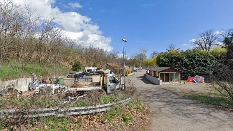 Vue de la rue devant N.Huguenin Épaviste - Ferrailleur - Roanne, Roanne