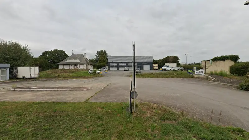 Vue de la rue devant Carrosserie ACB Guerchais, La Guerche-de-Bretagne