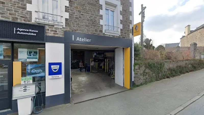 Vue de la rue devant Rance automobiles, Pleudihen-sur-Rance