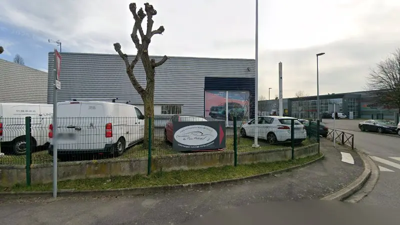 Vue de la rue devant Carosserie Du Parc, Fresnes