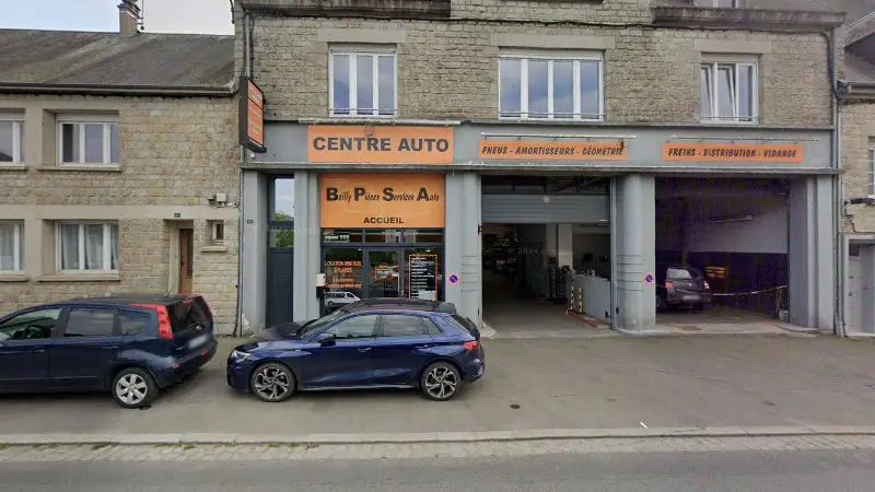 Vue de la rue devant Centre Auto Bailly Pieces Services Auto, Saint-Hilaire-du-Harcouët