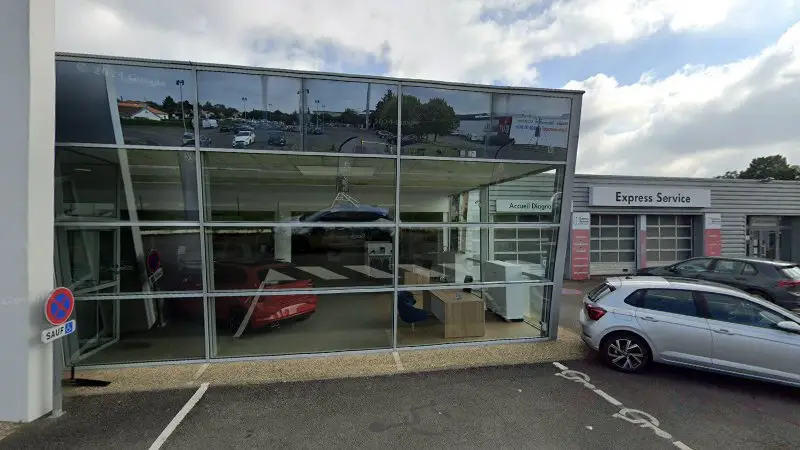 Vue de la rue devant Škoda Service Fontenay (85) - Jean Rouyer Automobiles, Fontenay-le-Comte