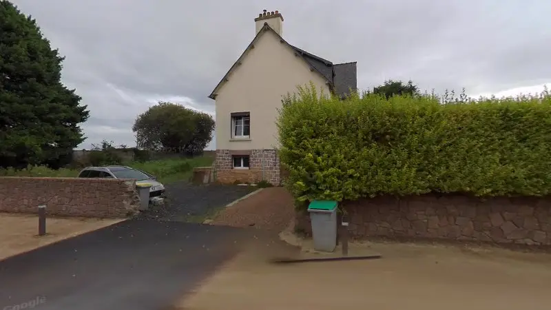Vue de la rue devant IIEAD-entretien de véhicules, La Roche-Jaudy