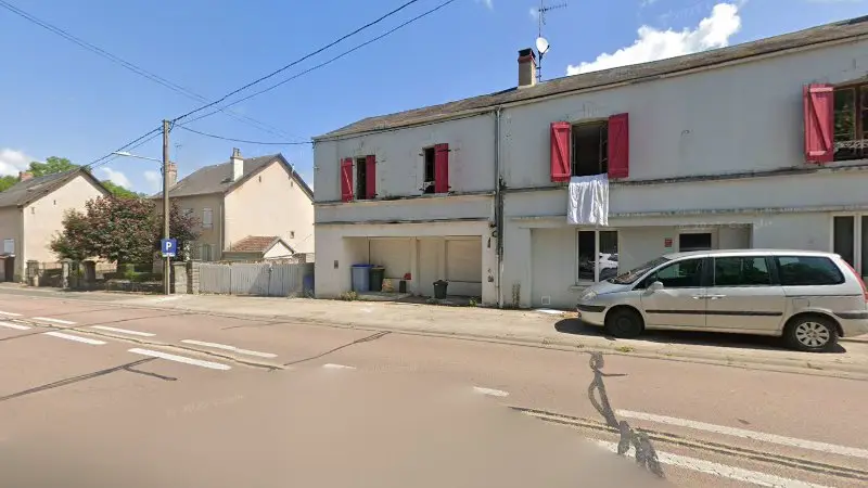 Vue de la rue devant King’s motors, Tamnay-en-Bazois