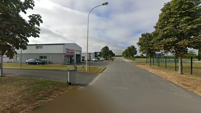 Vue de la rue devant Contrôle Technique Calmet Autovison saumur 49, Distré