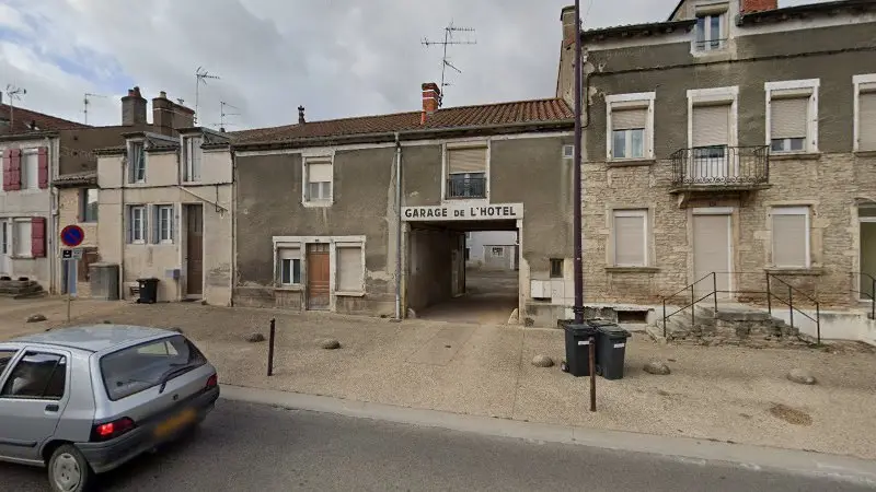 Vue de la rue devant Garage De L'Hotel, Sennecey-le-Grand