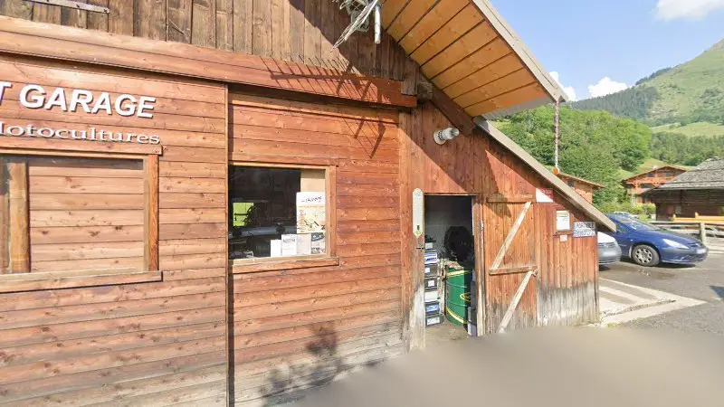 Vue de la rue devant Fabert Sport Garage, Le Grand-Bornand