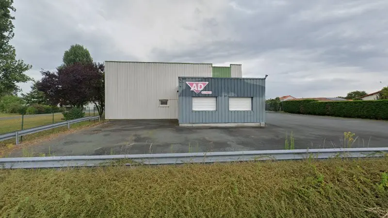 Vue de la rue devant AD Garage Expert HAYAULT (GARAGE DES CAMPANULES), La Séguinière