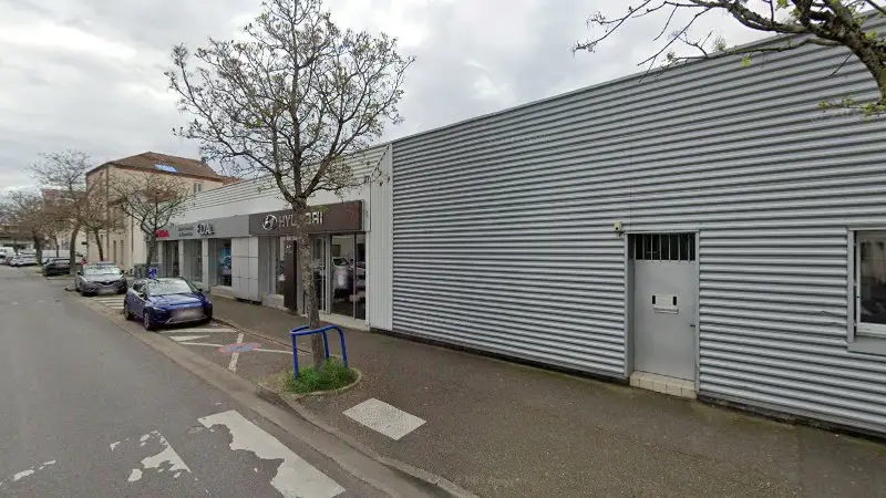 Vue de la rue devant Honda at EUROMAB AUTOMOTIVE DIFFUSION Honda, Vichy