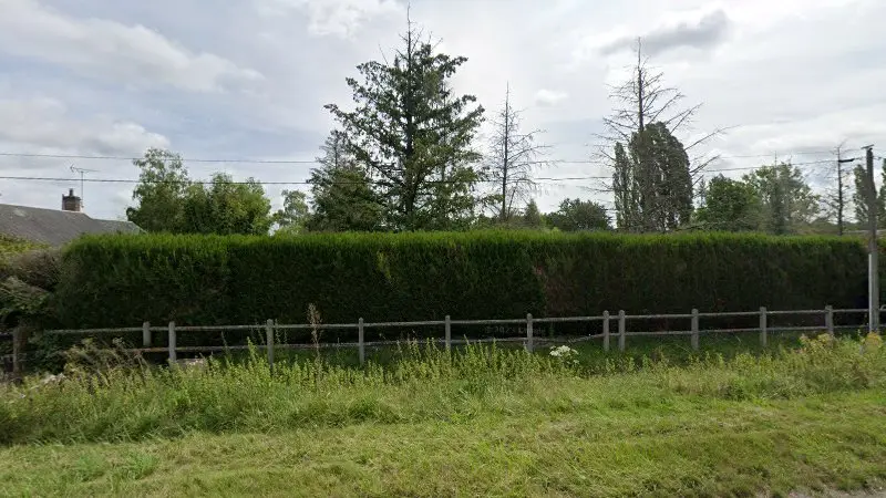 Vue de la rue devant Carrosserie de la Guide, Nouan-le-Fuzelier