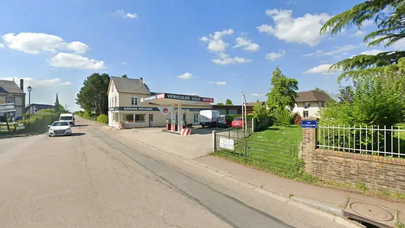 Vue de la rue devant Garage & Station Service AD Expert, La Ferté-en-Ouche
