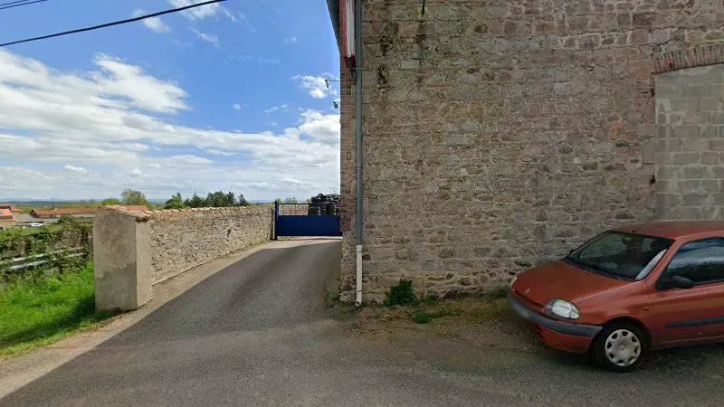 Vue de la rue devant Carrosserie De La Gare, La Pacaudière