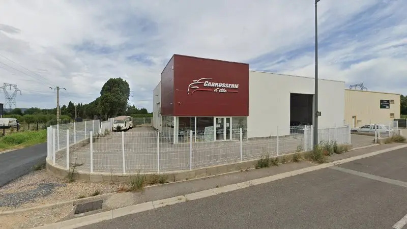 Vue de la rue devant Carrosserie d Ille, Ille-sur-Têt