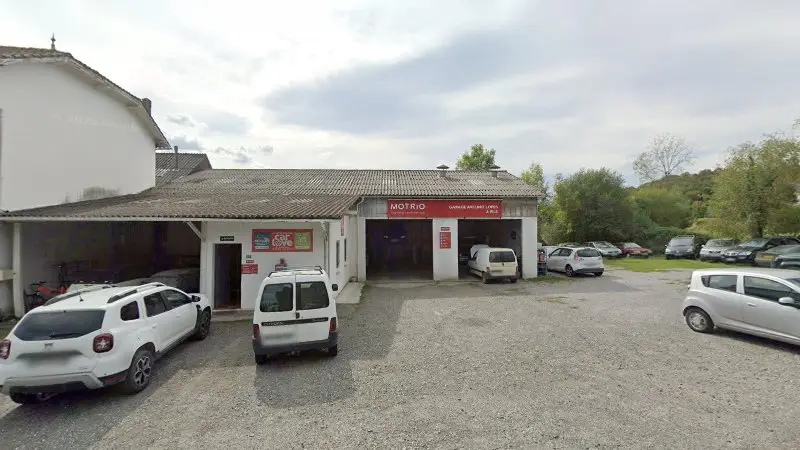 Vue de la rue devant Garage Avelino LOPES et Fils, Lucq-de-Béarn