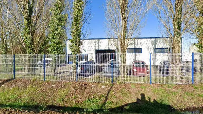 Vue de la rue devant Carrosserie Guérin, Aiffres