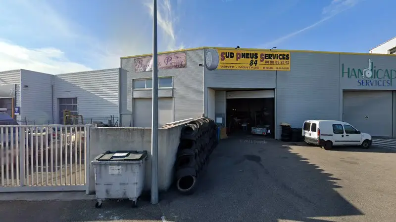 Vue de la rue devant Sud Pneus Services 84, Entraigues-sur-la-Sorgue