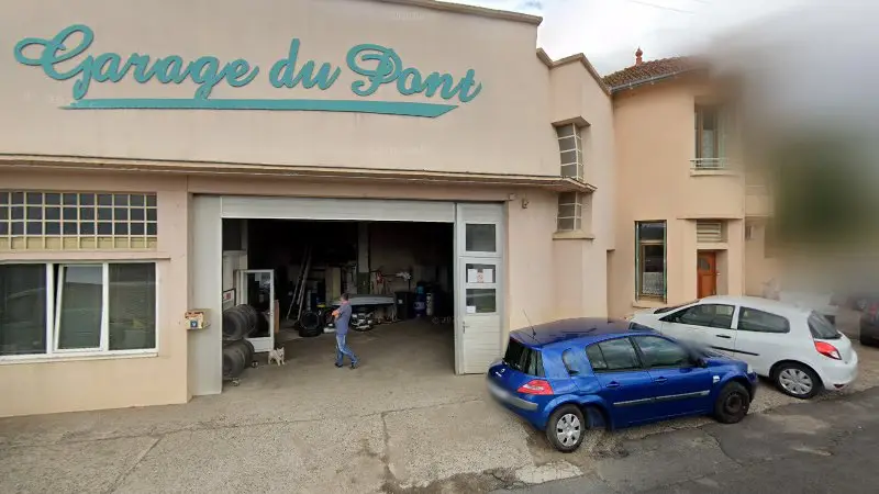 Vue de la rue devant Garage du pont, Pont-du-Château
