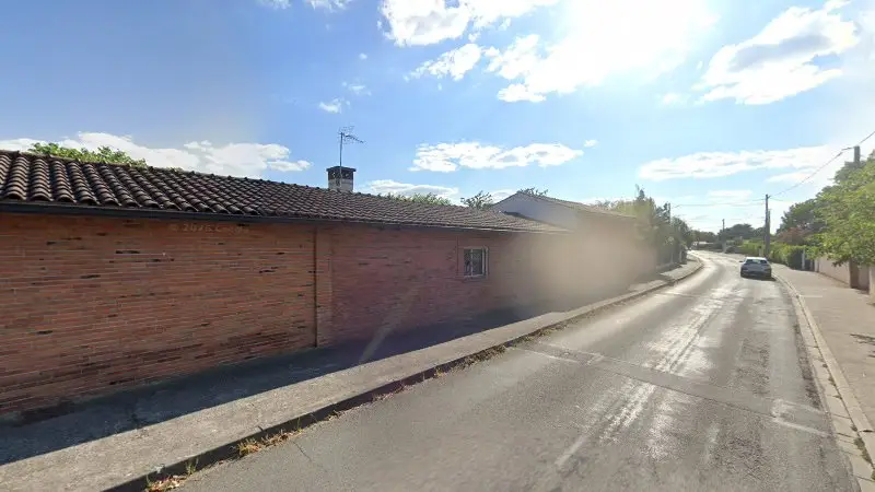Vue de la rue devant Bébébiz Pins Justaret, Pins-Justaret