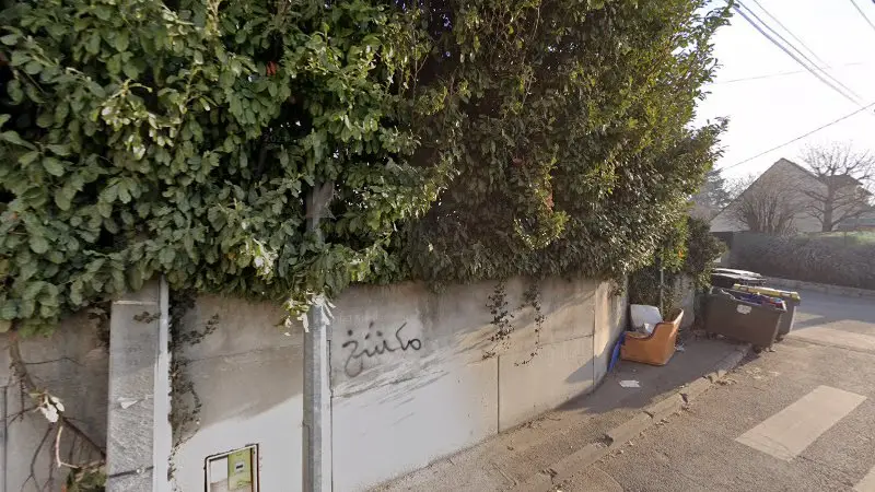 Vue de la rue devant Gass pièce utilitaires-auto 95, Le Thillay