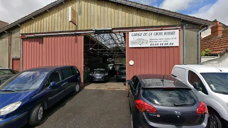 Vue de la rue devant Garage de la Croix Boissée, Vert-le-Grand
