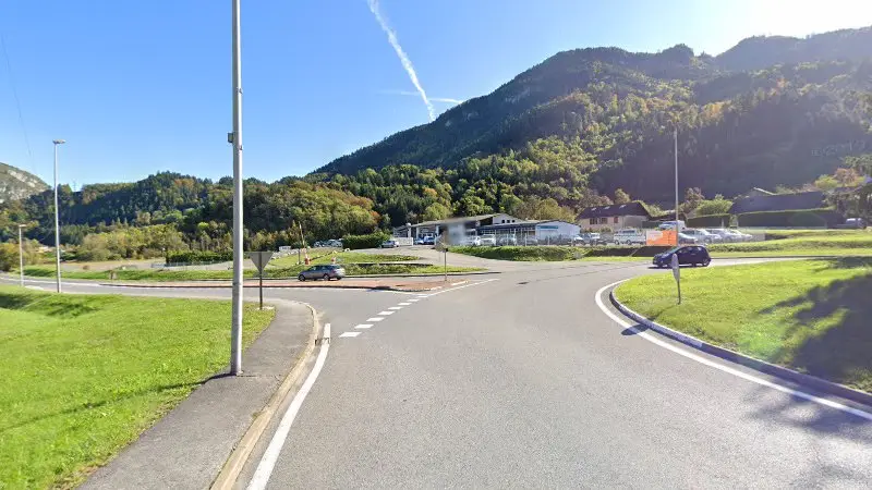 Vue de la rue devant VERDAN AUTOMOBILES, Saint-Jeoire