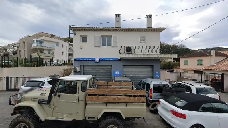 Vue de la rue devant MBTR Mécanique Auto, Auribeau-sur-Siagne