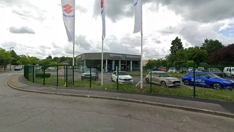 Vue de la rue devant Mitsubishi Motors Yutz, Yutz
